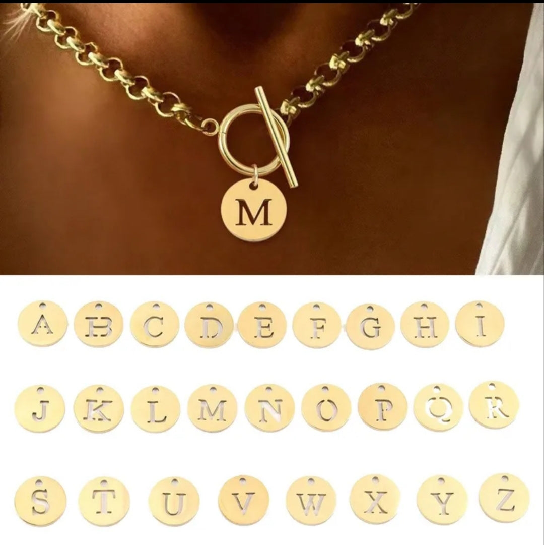 Collar colgante de letras — NAXE Bañada en Oro 18K