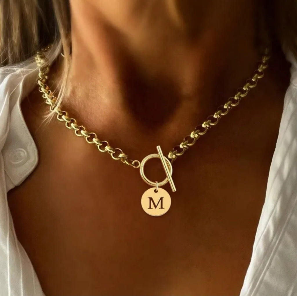 Collar colgante de letras — NAXE Bañada en Oro 18K